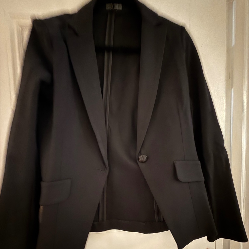 Amanda and Chelsea Black Stretch Blazer in Small